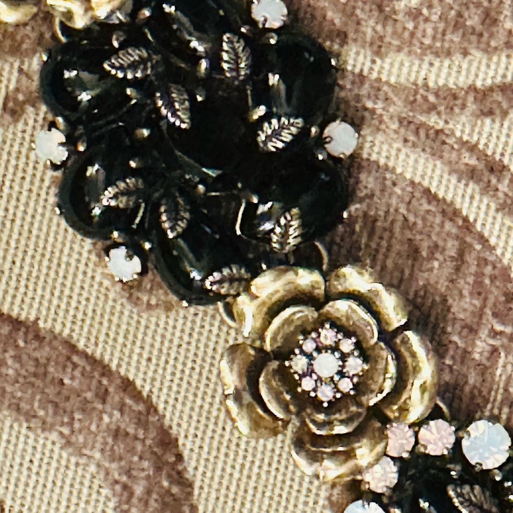 Exquisite Chloe + Isabel Black and Goldtone Floral Bracelet Intricate Accents - Picture 10 of 16